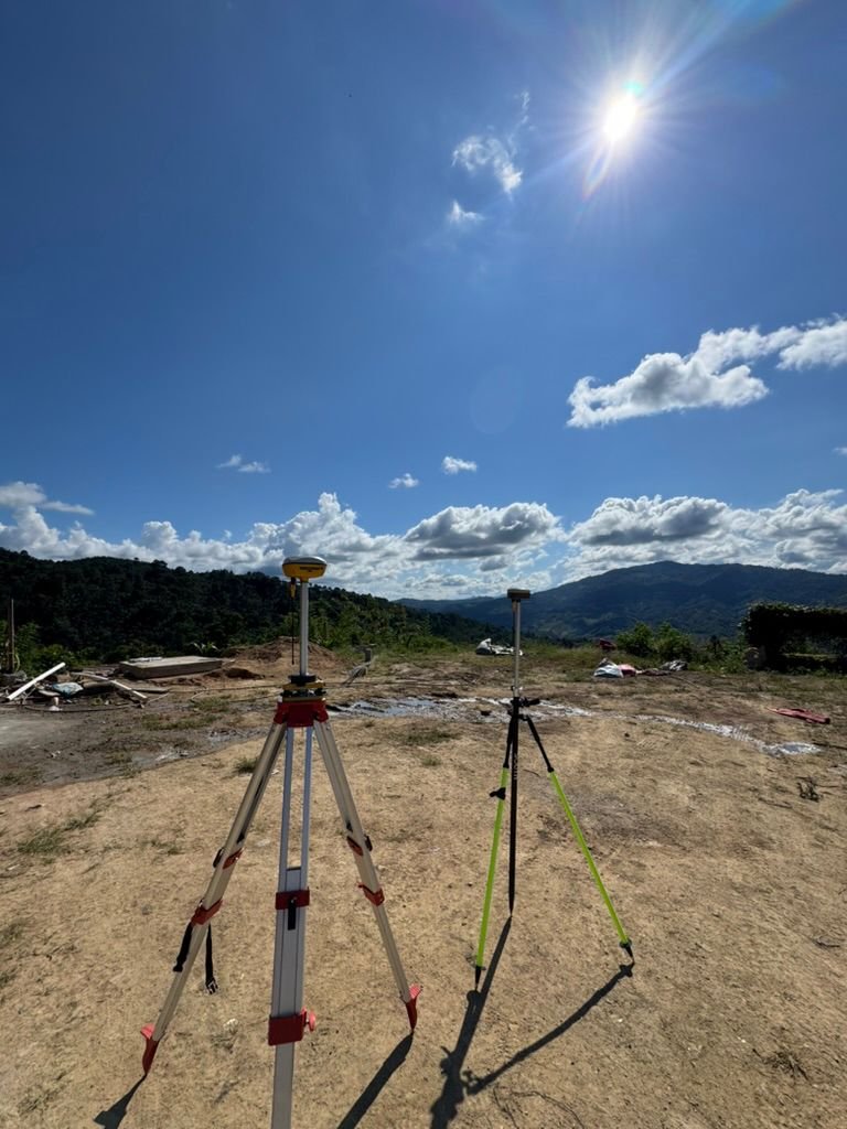 Levantamiento topográfico con equipo GPS en campo, Guatemala